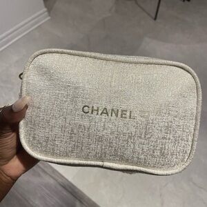 Chanel white tweed gift set christmas 2023 turn as a crossbody